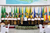 Minister of Finance Sri Mulyani and Minister of Home Affairs Tito Karnavian symbolically provided fiscal incentives for regions that were able to control inflation in the 3rd period, (Photo: Ministry of Finance Public Relations)