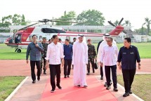 President Jokowi arrives at the Purnawarman Stadium Helipad, Purwakarta Regency, West Java, Thursday (09/11/2023). (Photo: BPMI Setpres/Muchlis Jr)