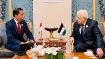 President Jokowi met with Palestinian President Mahmoud Abbas, on the sidelines of the OIC Extraordinary Summit, at KAICC, Riyadh, Saudi Arabia, Saturday (11/11/2023). (Photo: BPMI Presidential Secretariat)