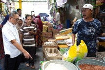 Trade Minister Reviews Bapok Prices in Pasar Baru, Gresik, East Java