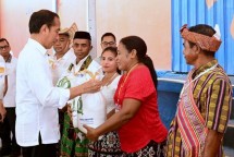 President Jokowi Hands Over Rice Reserves Food Assistance in Kupang