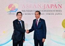 President Jokowi with PM Fumio Kishida while attending the Summit Celebrating 50 Years of ASEAN-Japan Friendly Relations and Cooperation, Sunday (17/12/2023), at The Okura Hotel, Tokyo, Japan. (Photo: BPMI Presidential Secretariat)