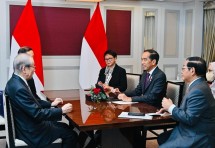 President Jokowi accompanied by Foreign Minister Retno Marsudi and Cabinet Secretary Pramono Anung held a meeting with JAPINDA Fukuda Yasuo, at the Imperial Hotel, Tokyo, Japan, Monday (18/12/2023). (Photo: BPMI Setpres/Laily Rachev)