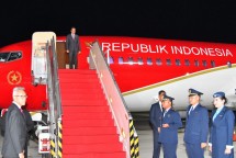 President Jokowi arrived at Halim Perdanakusuma TNI AU Base, Jakarta, Tuesday (19/12/2023) early in the morning, at around 01.10 WIB. (Photo: BPMI Setpres/Vico) 