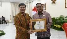 Expert Staff to the Cabinet Secretary for Communications Kardwiyana Ukar (left) received an award certificate for the Informative category at the Public Information Openness Award event, at the Vice President's Palace, Jakarta, Tuesday (19/12/2033). 