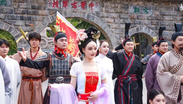 Mountains and History Draw Holiday Tourists to Henan's Qi County