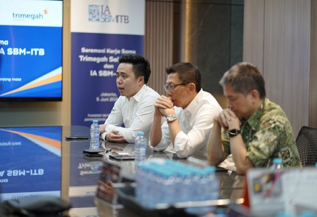 The President Director of PT Trimegah Sekuritas Indonesia Tbk (TRIM), Philmon Tanuri (left) delivered remarks at the kick off of Trimegah's collaboration with IA SBM-ITB in Jakarta on Wednesday (05/06/2024).