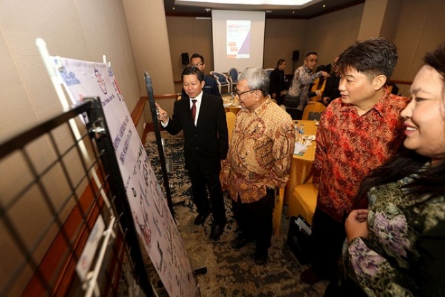 The President Director of PART, Hamim, talks with the former Agriculture Minister, Anton Apriyantono, and the capital market observer, Yohannis Hans Kwee, at the Nusantara Investment & Opportunities 2025, in Jakarta, Tuesday (11/02/2025)