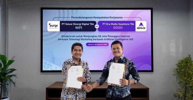 Left to Right, the President Director of WIFI, Yune Marketatmo, and the President Director of DOOH, Vicktor Aritonang, pose for a group photo after signing of the agreement. (Public Relation of WIFI and DOOH)