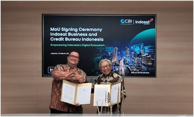 Anton Adiwibowo (left), President Director, Credit Bureau Indonesia and Danny Buldansyah, Director and Chief Business Officer Indosat Ooredoo Hutchison at MOU signing ceremony.