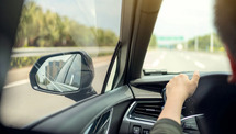 Suasana kabin mobil dengan konsol digital modern
