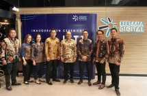 The President Commissioner of Bersama Digital Data Centres (BDDC), Setyanto Hantoro (fourth right) and The President Director of BDDC, Angelo Syailendra (third right) during the BDDC JST1 Inauguration Ceremony in Jakarta on Wednesday (10/07/2024).