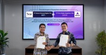 Left to Right, the President Director of WIFI, Yune Marketatmo, and the President Director of DOOH, Vicktor Aritonang, pose for a group photo after signing of the agreement. (Public Relation of WIFI and DOOH)